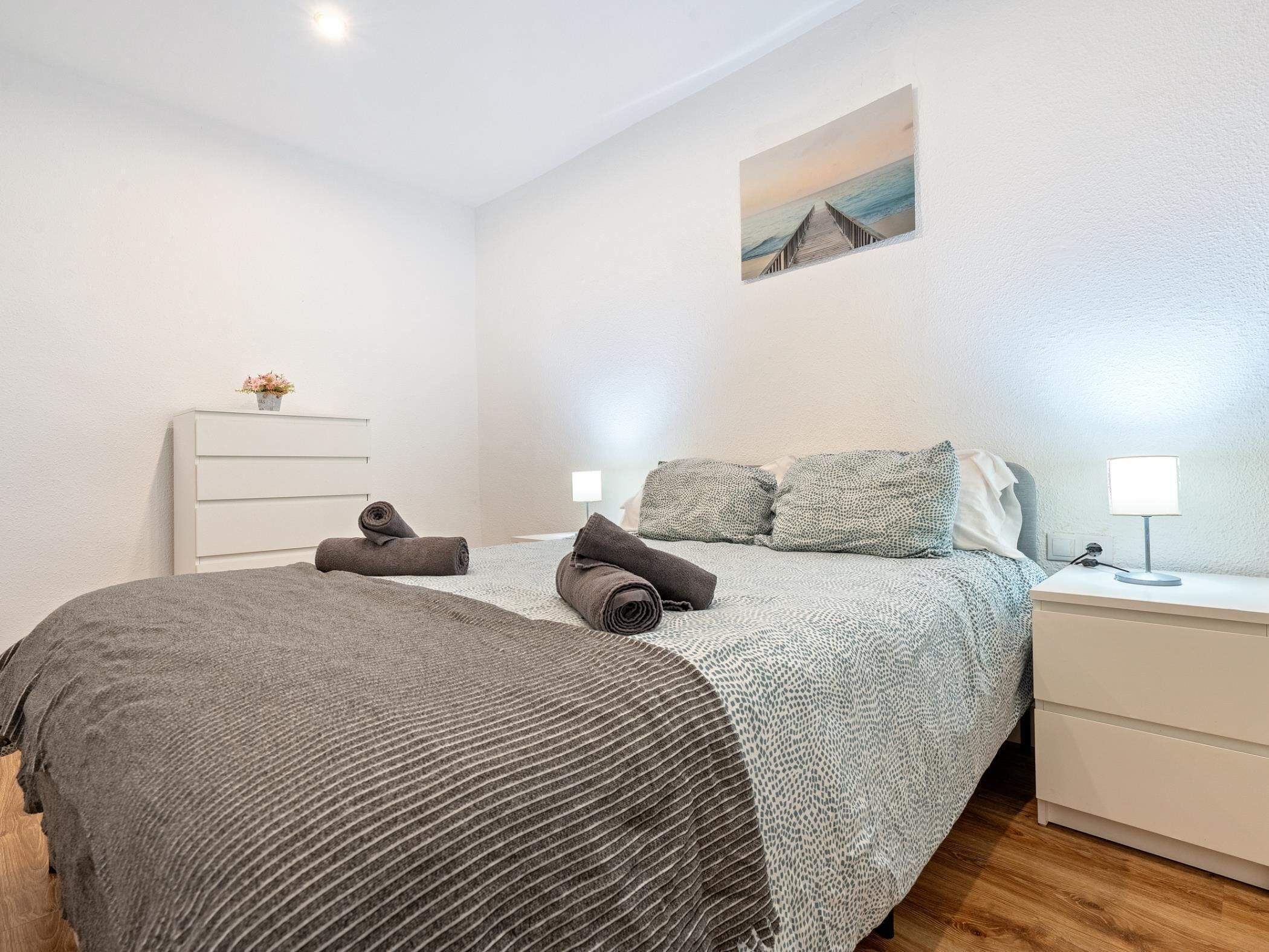 3 slaapkamers, een strijkplank/strijkijzer, internet, beddengoed