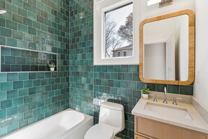 Haartrockner, Handtücher, Toilettenpapier