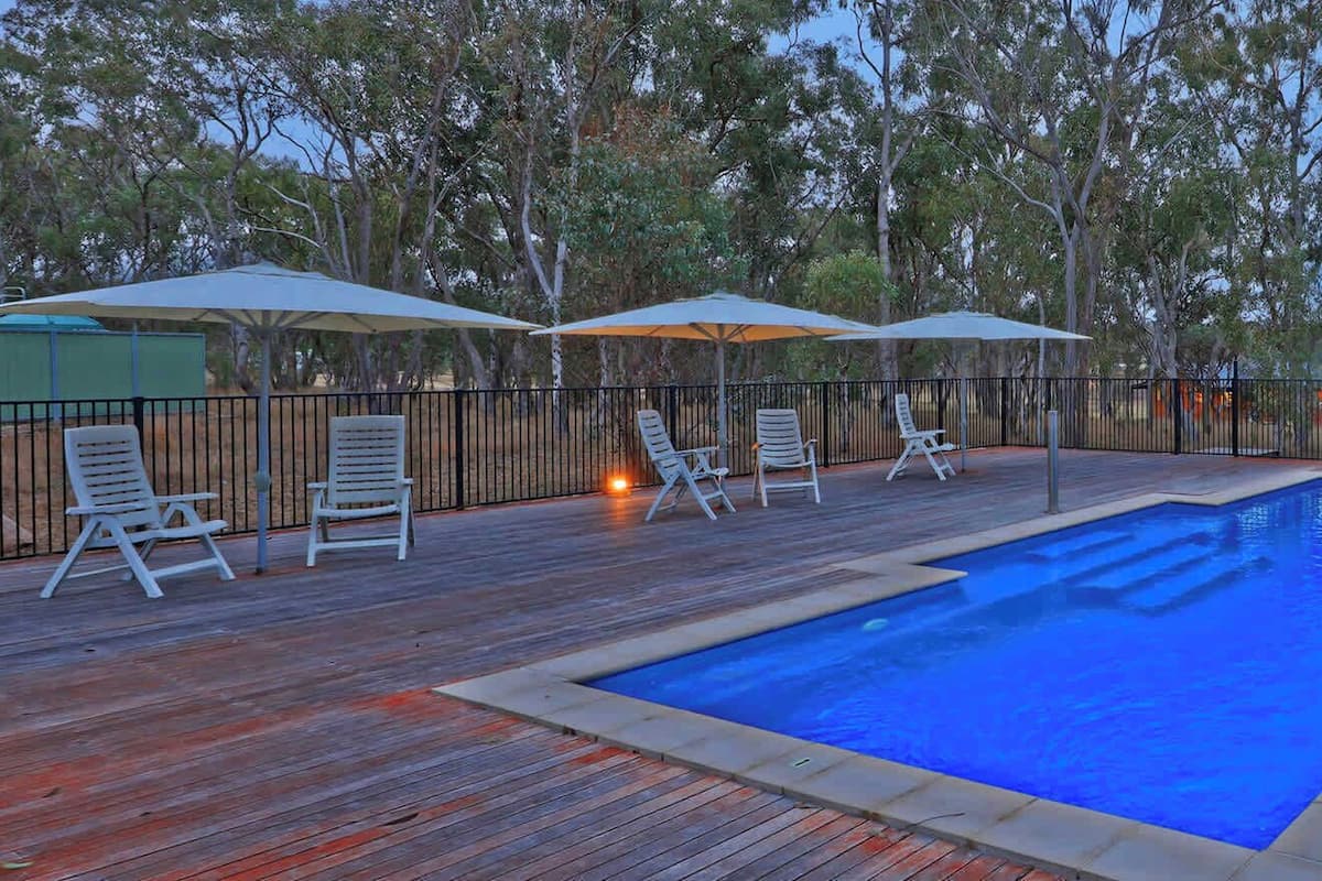 3 Bedroom Waterfront Lodge by Tiny Away | Alberca