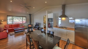 3 Bedroom Waterfront Lodge by Tiny Away | Aire de séjour | Téléviseur à écran plat