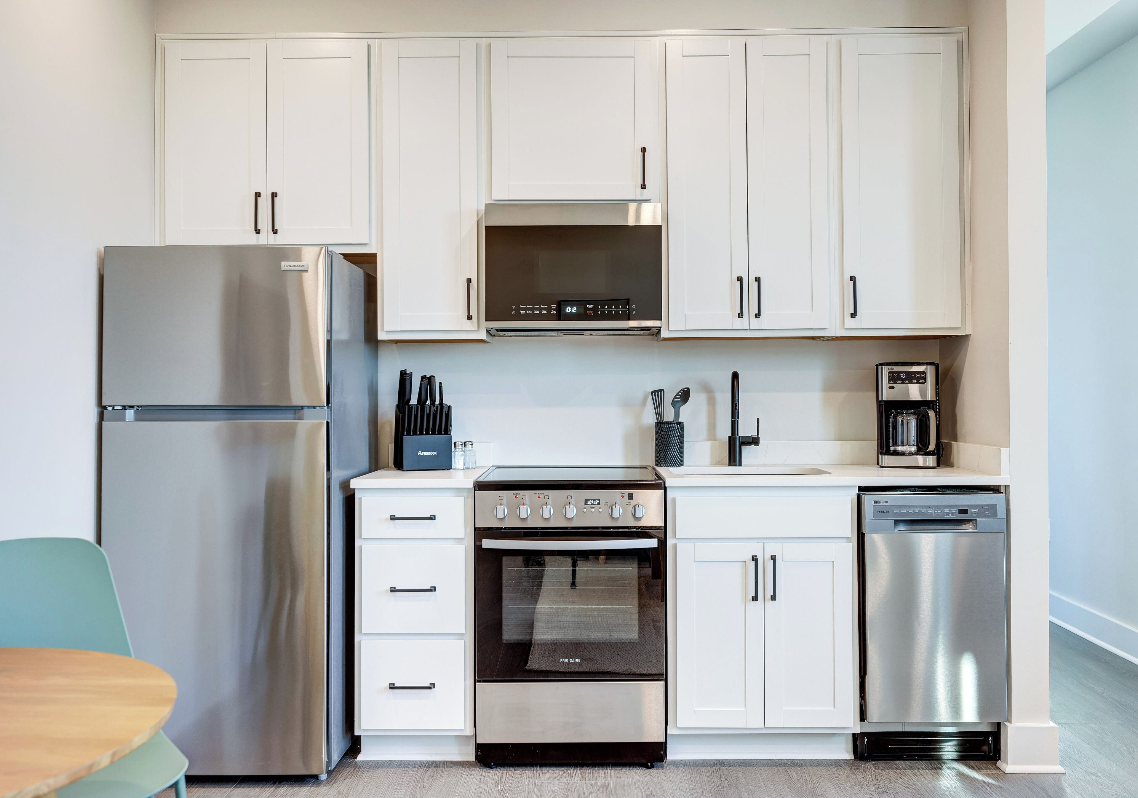 Réfrigérateur, micro-ondes, four, plaque de cuisson