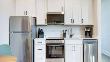 Réfrigérateur, micro-ondes, four, plaque de cuisson