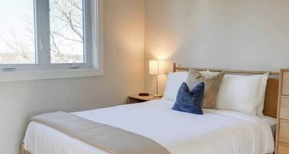 Rooftop Retreat with Mtn Views | Downtown Mall