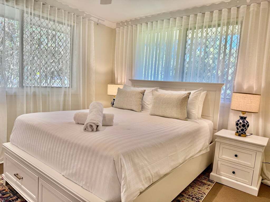 2 dormitorios, escritorio, ropa de cama