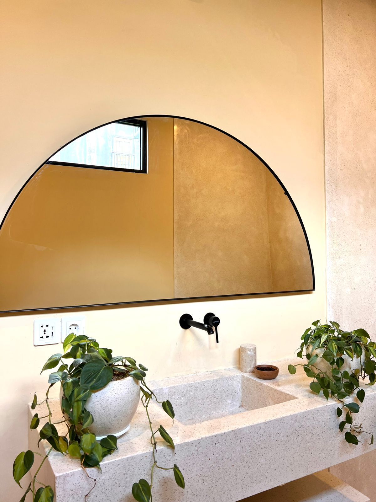 Douche, sèche-cheveux, serviettes fournies, savon