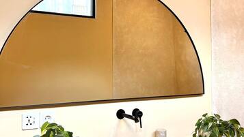 Douche, sĂšche-cheveux, serviettes fournies, savon