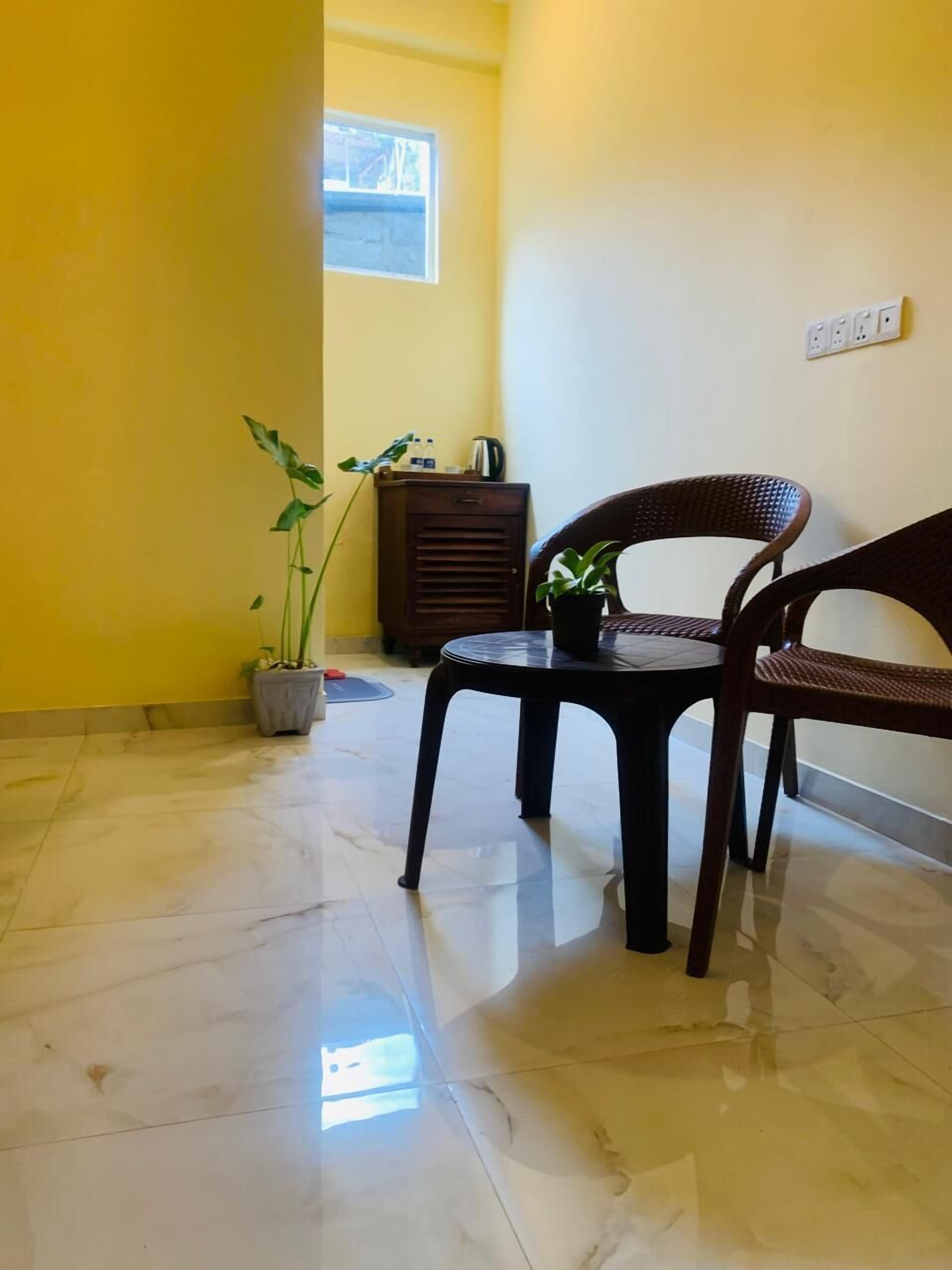 Basic Double Room | Living area