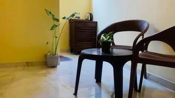 Basic Double Room | Living area