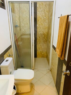 Shower, free toiletries, hair dryer, towels - Deergayu Homestay  (Mirissa)