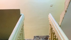 A staircase with stone steps and a cream-colored handrail. - Deergayu Homestay  (Mirissa)