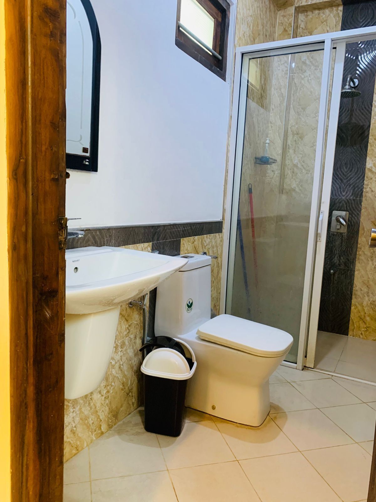 Kolmen hengen comfort-huone | Kylpyhuone | Suihku, ilmaiset hygieniatuotteet, hiustenkuivaaja, pyyhkeet