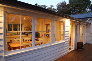 Outdoor dining - 'THE COTTAGE' - Cosy 3 Bed renovated 1920's old Bowral Cottage with fireplace (Bowral)