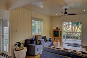 Smart TV, fireplace, DVD player, books - 'THE COTTAGE' - Cosy 3 Bed renovated 1920's old Bowral Cottage with fireplace (Bowral)