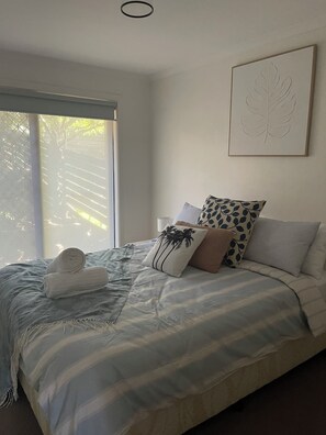 3 bedrooms, iron/ironing board, travel cot, free WiFi - 80m to the sand Sunshine Bay Retreat, Bateman’s Bay (Sunshine Bay)