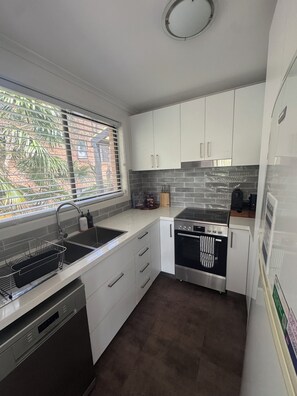 Fridge, microwave, oven, stovetop - 80m to the sand Sunshine Bay Retreat, Bateman’s Bay (Sunshine Bay)
