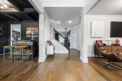 Spacious and quiet 4-bedroom house in peaceful Fayetteville with AC.