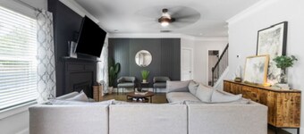 Spacious and quiet 4-bedroom house in peaceful Fayetteville with AC.