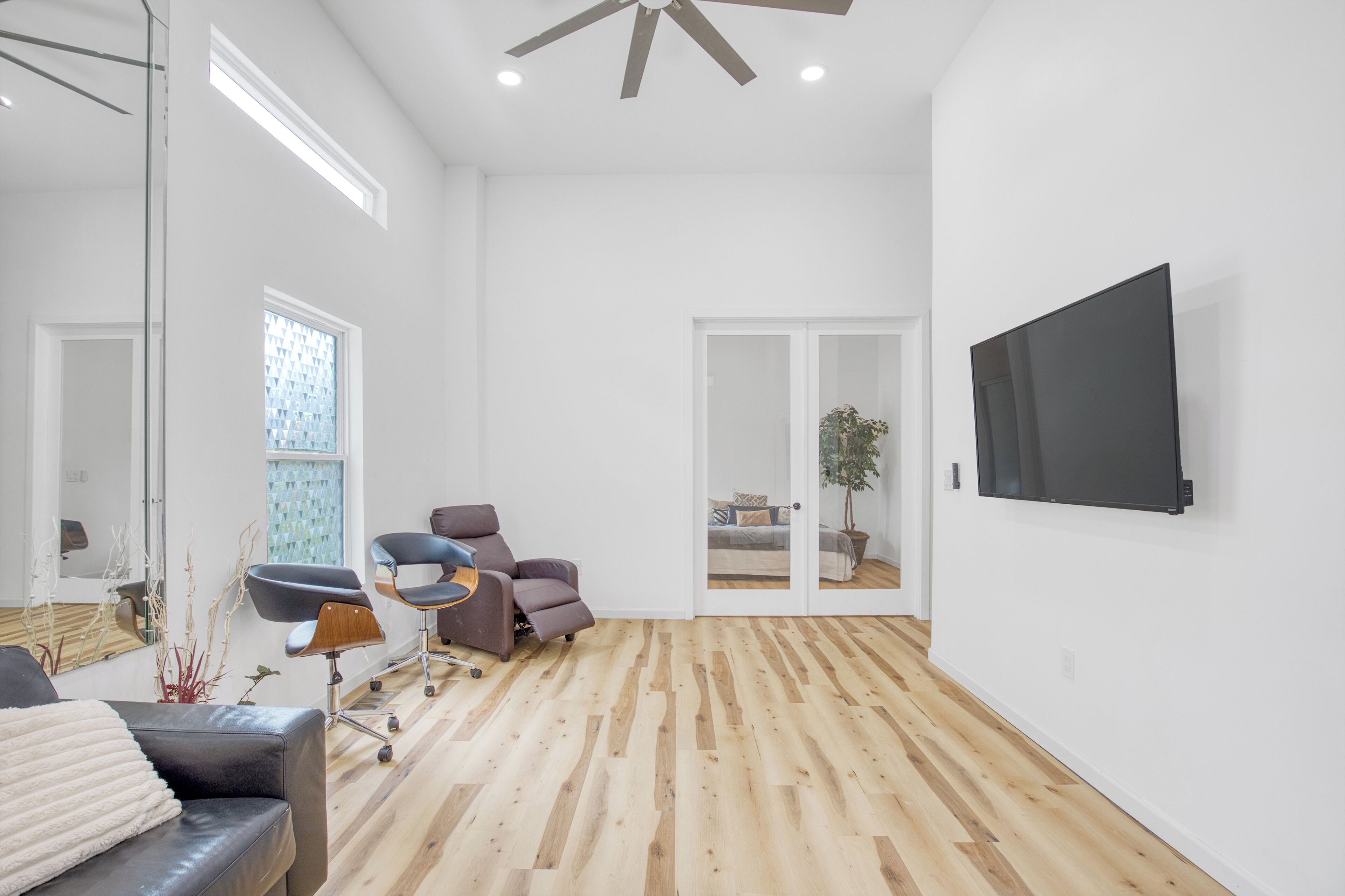 Iron/ironing board, free WiFi, bed sheets