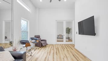 Iron/ironing board, free WiFi, bed sheets