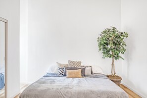 Iron/ironing board, free WiFi, bed sheets - Luxury 10 Room Home with Huge Rooftop In ATL near Zoo,Aquarium,Stadium, and more (Atlanta)