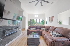 Smart TV, fireplace, video games, stereo - Luxury 10 Room Home with Huge Rooftop In ATL near Zoo,Aquarium,Stadium, and more (Atlanta)