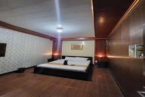 Deluxe Double Room | Free WiFi, bed sheets - OYO 95110 Eksklusif Gueshouse Syariah (Kauman)