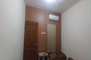 Deluxe Double Room | Interior - OYO 95110 Eksklusif Gueshouse Syariah (Kauman)