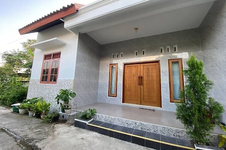Exterior detail. OYO 95110 Eksklusif Gueshouse Syariah