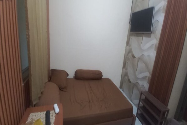 Deluxe Double Room | Free WiFi, bed sheets - OYO 95110 Eksklusif Gueshouse Syariah (Kauman)