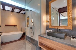 Villa, Balkon, Poolblick | Badezimmer | Kostenlose Toilettenartikel, Handtücher, Seife, Shampoo