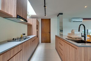 Villa, balcón, vista a la alberca | Cocina privada | Tetera eléctrica 