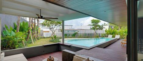 Villa, balkon, uitzicht op zwembad | Uitzicht vanuit de kamer