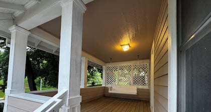 Historic Omaha Home overlooks Park. 3BR. Free Parking. 2.7 miles to Schwab Field