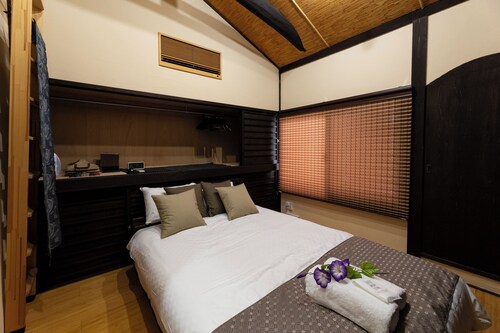 Private Stay - Modernized Traditional Townhouse in the Heart of the City with