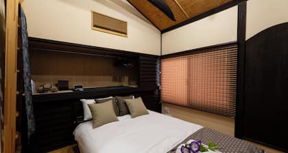 Private Stay - Modernized Traditional Townhouse in the Heart of the City with