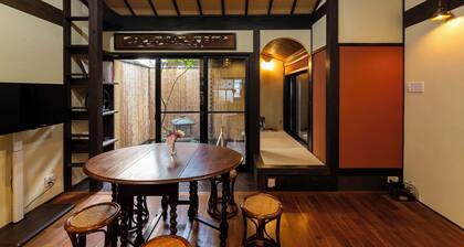 Private Stay - Modernized Traditional Townhouse in the Heart of the City with