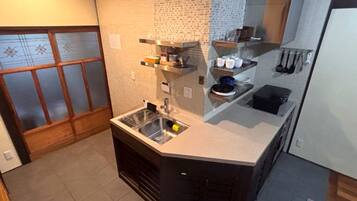 冷蔵庫、電子レンジ、オーブン、コンロ