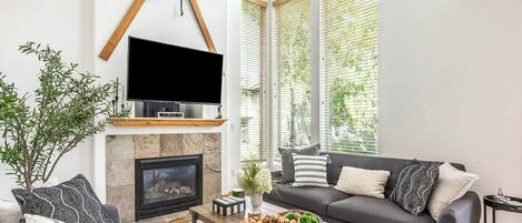 Televisión, chimenea y oficina