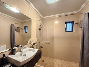 Shower, hair dryer, towels - Cozy Island Apartment - Peaceful Stay (Lagoa)