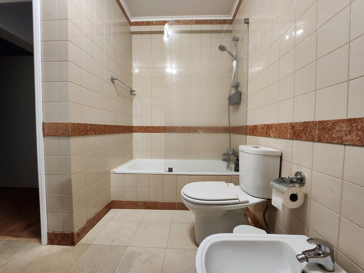 Un baño pequeño con inodoro, lavamanos y bañera.
