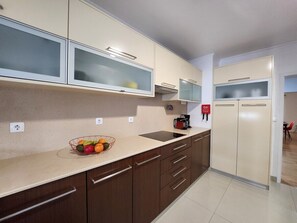 Fridge, microwave, oven, stovetop - Cozy Island Apartment - Peaceful Stay (Lagoa)