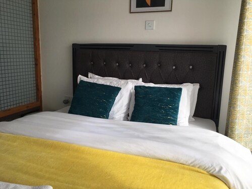 Elegant 1-Bedroom Apartment with Complimentary Pool