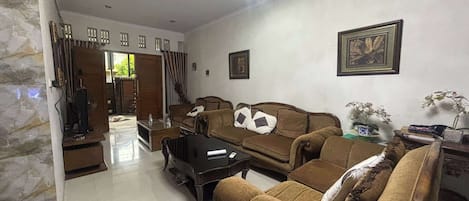 En 32-tommers Flatskjerm-TV med kabel-kanaler