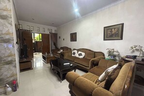 Televisión de pantalla plana de 32 pulgadas con canales por cable 