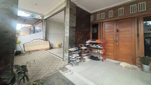 A room with a bed, a shoe rack, and a wooden wardrobe. - OYO 95075 Matoorstay Syariah (Pogung Lor)