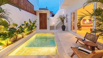 Vila, varanda, vista para o jardim | Piscina particular