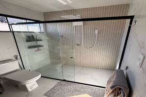 シャワー、ヘアドライヤー、タオル、石鹸