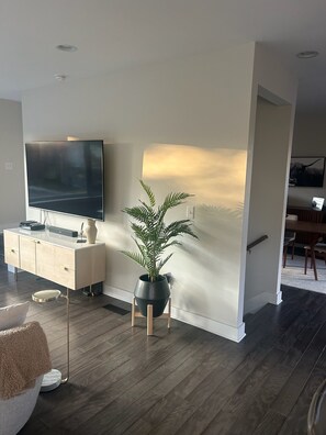 Living area - Contemporary 3-story corner townhome located in downtown Indianapolis (Indianapolis)
