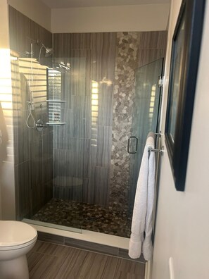 Shower, hair dryer, towels, soap - Contemporary 3-story corner townhome located in downtown Indianapolis (Indianapolis)