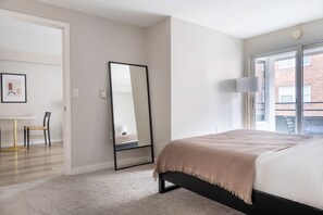 Tabla de planchar con plancha, wifi y ropa de cama 